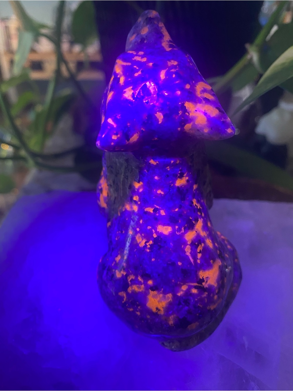 🌕 Moonlit Guardian – 4.5” Yooperlite Howling Wolf Carving 🐺✨ - Picture 8 of 9